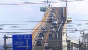el puente más aterrador del mundo está en japón parece una montaña rusa y nadie se atreve a cruzarlo sin temblar