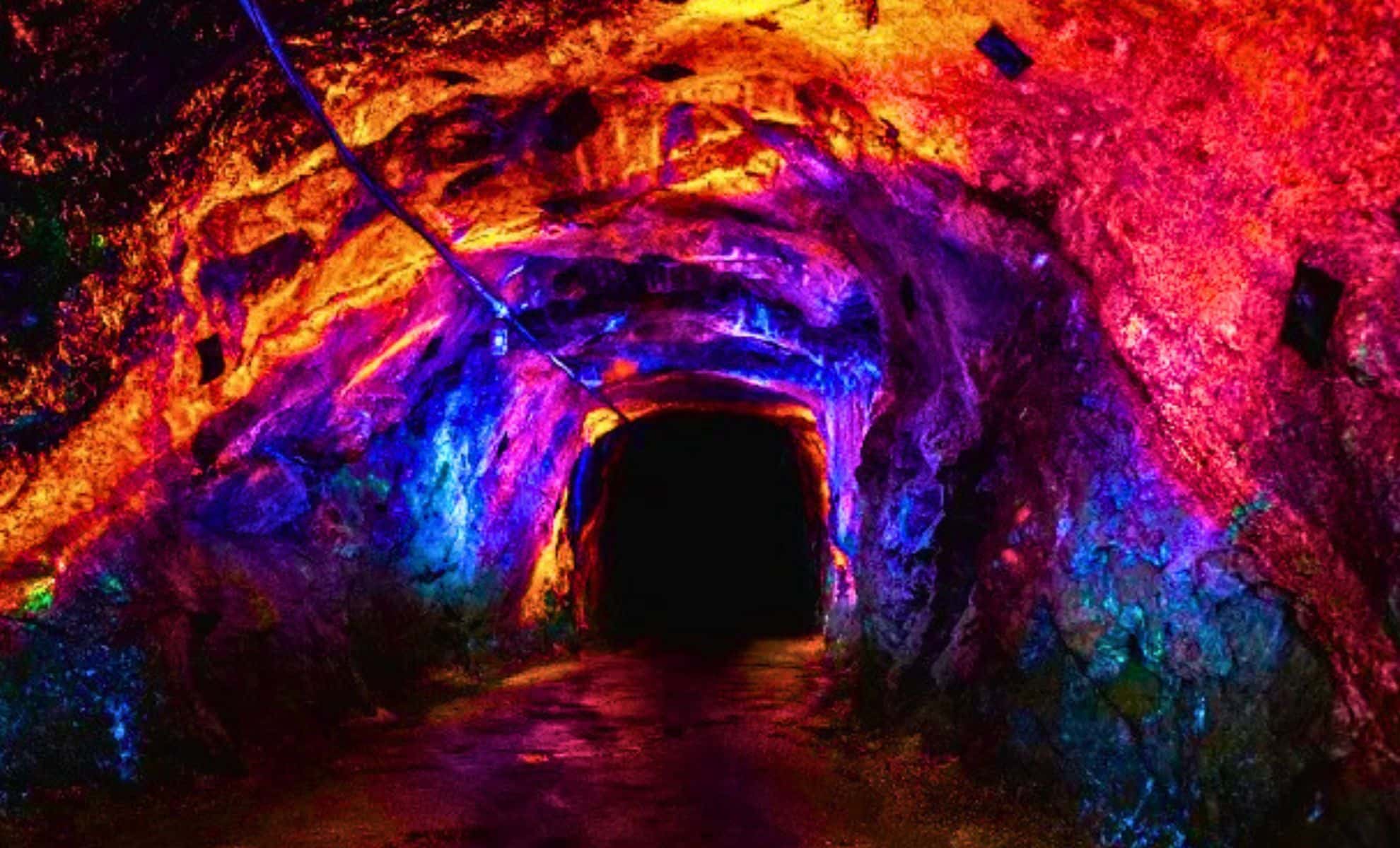 every year, 40,000 people visit this mine holding the world record for the largest collection of glowing rocks